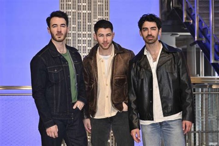 Jonas Brothers & Busted Perform ‘Year 3000’ Together For First Time – Hollywood Life