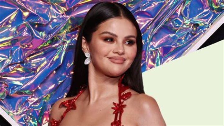 Selena Gomez Goes Makeup-Free In Stunning Photo From Boston Trip With Friends